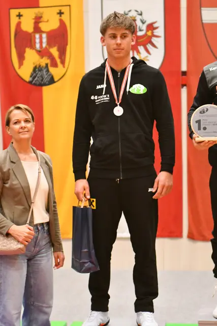 Georg Gatzer, hier mit Vizebürgermeisterin Karin Herz, war der erfolgreichste Södinger Ringer. | Foto: Bernhard Walder/RSC Inzing