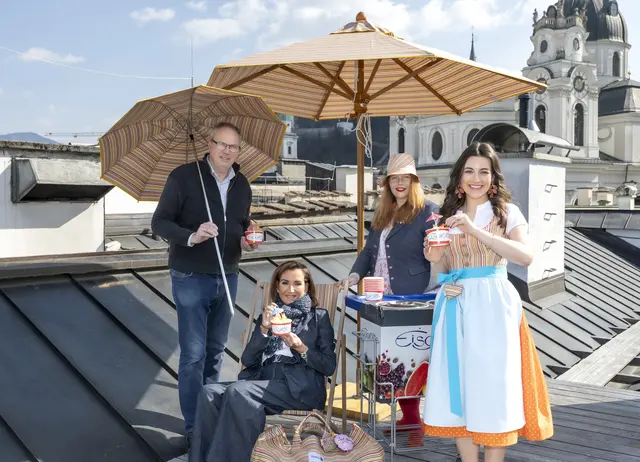 Handwerkfestival im April in der Stadt: Schirmmacher Andreas Kirchtag, Desiree Dalus (Eisgrotte), Constante Kurz (Hanna Trachten) und Model Lisa Schlager.  | Foto: Altstadtverband/Andreas Kolarik
