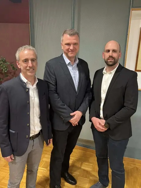 Goran Fofonjka (Mitte) ist neuer Bürgermeister von Pölfing-Brunn. Matthias Prutti (r.) bleibt Vize, Michael Strametz (l.) Kassier. | Foto: Schreiner