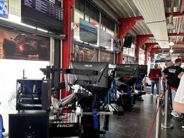 Neben den acht Simulatoren bietet die Game Zone weitere Angebote wie Darts, klassischen Spielautomaten und Drehfußball.
 | Foto: MeinBezirk/Astrid Moder