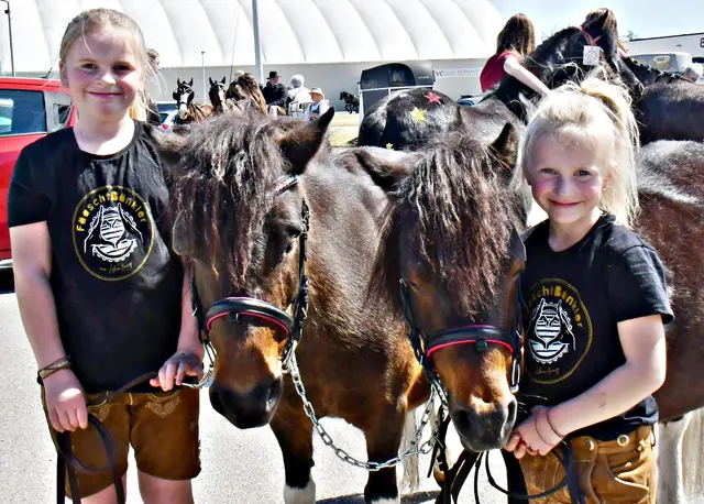 Hanna und Lina aus St. Martin beim Pferdemakrt 2025. | Foto: Gasselsberger