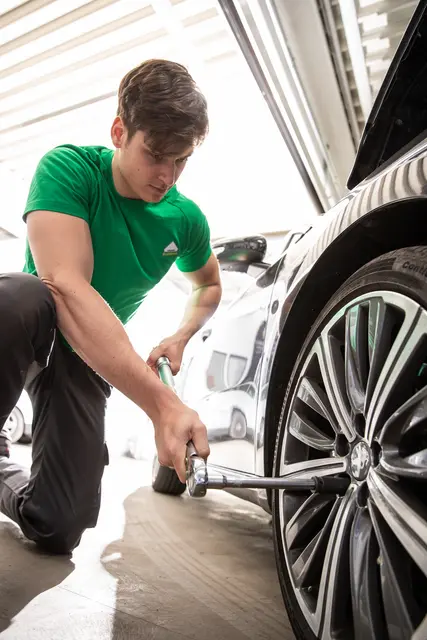 Neben Beratung und Verkauf überzeugt auch das umfassende Serviceangebot – die professionelle Reifeneinlagerung sorgt für optimale Lagerbedingungen und spart Platz.  | Foto: RWA Raiffeisen Ware Austria/Karl Schrotter