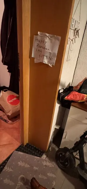 Der rassistische Angriff auf eine Familie in Hall sorgte in den letzten Tagen für Schlagzeilen. Die Öffentlichkeit reagiert nun.  | Foto: Bündnis gegen Rechts/ Privat