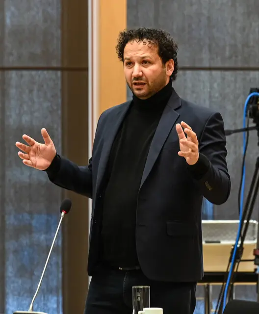 Mesut Onay plädiert darauf, politische Maßnahmen zu setzen, die eine Nachbarschaft wieder sicher macht.  | Foto: zeitungsfoto.at