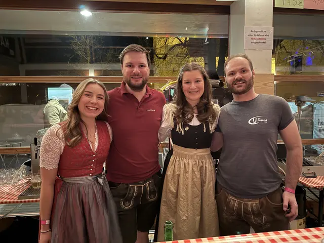 Zahlreiche Gäste besuchten den Bezirksball in Afritz und die Landjugend hat fleißig beim Ausschank mitgeholfen. | Foto: MeinBezirk.at/Sophia Gasperschitz