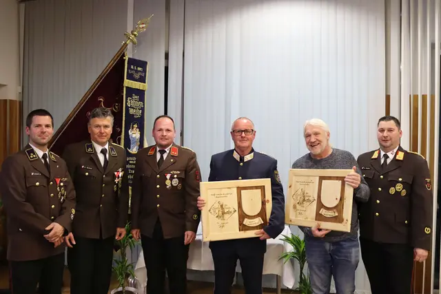 Polizei-Postenkommandant Hubert Perktold (3.v.r.) sowie Musikobmann a. D. Walter Fartek (2.v.r.) wurden für ihre jahrelange Unterstützung mit einem Präsent geehrt. Mit am Bild: (v.l.) Wolfgang Erhart, Andreas Grüner, Kdt.-Stv. Mario Schrott und Kdt. Matthias Hagele. | Foto: Lorenz Hauser/FF Telfs