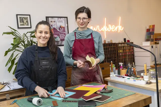 Handwerkfestival im April in der Stadt: CR Lederwerkstatt und Buchbinderei Baumann. Im Bild: Christina Roth und Berit Baumann.  | Foto: Altstadtverband/Andreas Kolarik