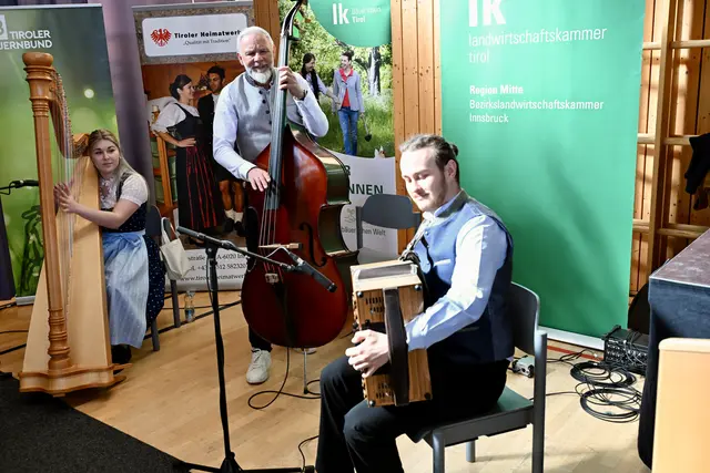 Musik von den "Stubenhcckern" aus Götzens | Foto: Hassl