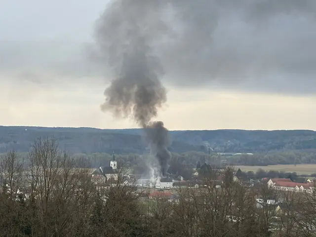 Schwarzer, dichter Rauch war bereits von weitem zu sehen.  | Foto: Gombotz