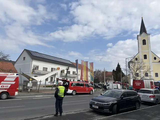 Ausreichend Polizei regelte den Verkehr.  | Foto: Elisabeth Kloiber