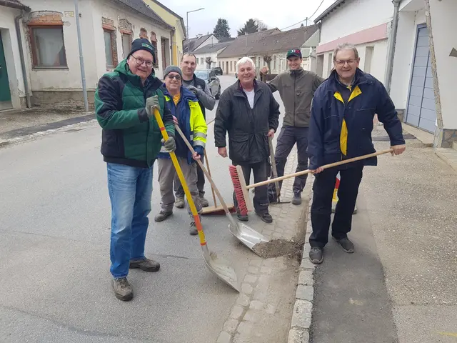 32 engagierte Helfer packten tatkräftig an, um die Gemeinde fit für den Frühling zu machen. | Foto: Staribacher