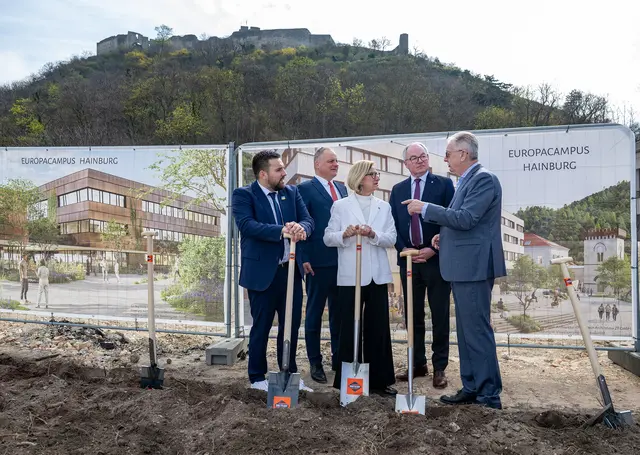 Im Austausch über den neuen Europacampus Hainburg: Bürgermeister Johannes Gumprecht, Juraj Droba, Vorsitzender der Region Bratislava, Landeshauptfrau Johanna Mikl-Leitner, LH-Stellvertreter Stephan Pernkopf und Projektentwickler Eduard Halmschlager. | Foto: NLK Burchhart