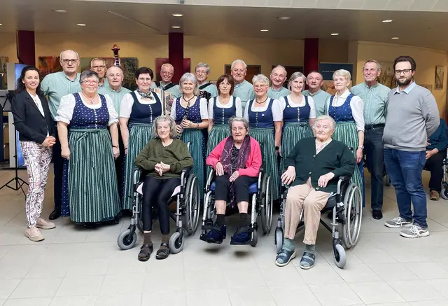 Die Duale Führung, Kaufmännische Direktorin Jasmin Schaden und Pflegedirektor Daniel Wieger, freute sich über die Darbietungen der Mistelbacher Volkstänzer
ebenso wie die Bewohnerinnen und Bewohner des PBZ. | Foto: PBZ Mistelbach