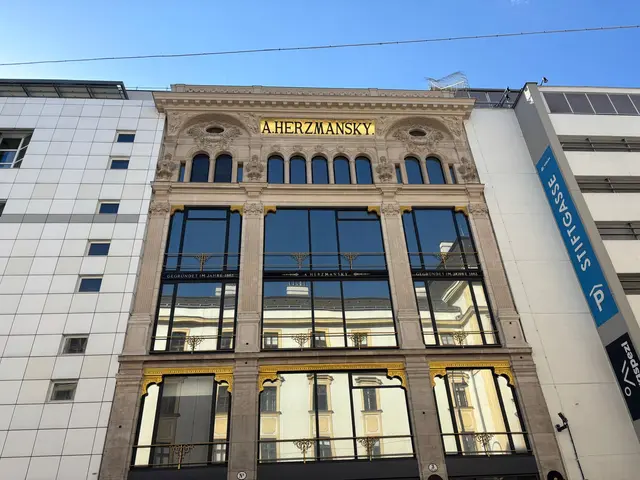 Die Fassade des ehemaligen Kaufhaus Herzmansky in der Stiftgasse 1 am Neubau steht seit 2014 unter Denkmalschutz.  | Foto: Pia Rotter/MeinBezirk