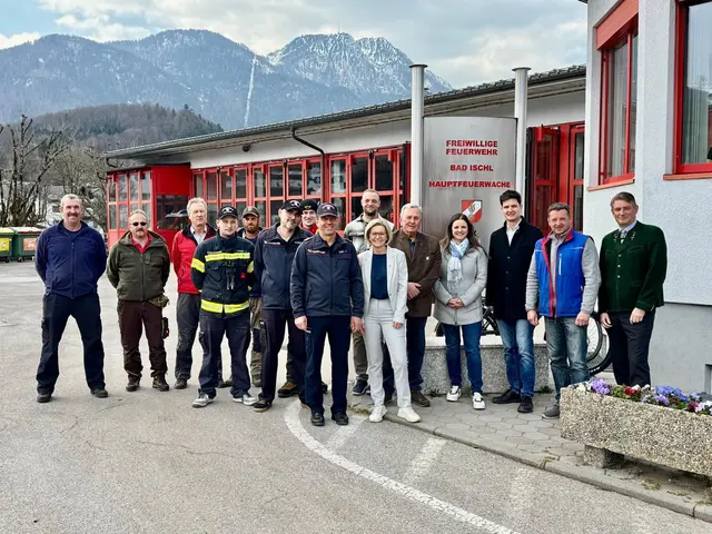 Bei einer Baubeginn-Feier lud Bürgermeisterin Ines Schiller in Anwesenheit von Feuerwehrreferent Franz Hochdaninger, Stadträtin Stefanie Reischmann, Stadtrat Karl Saller, Stadtrat Josef Loidl und Stadtrat Martin Schott, zu einer gemeinsamen Jause ein.