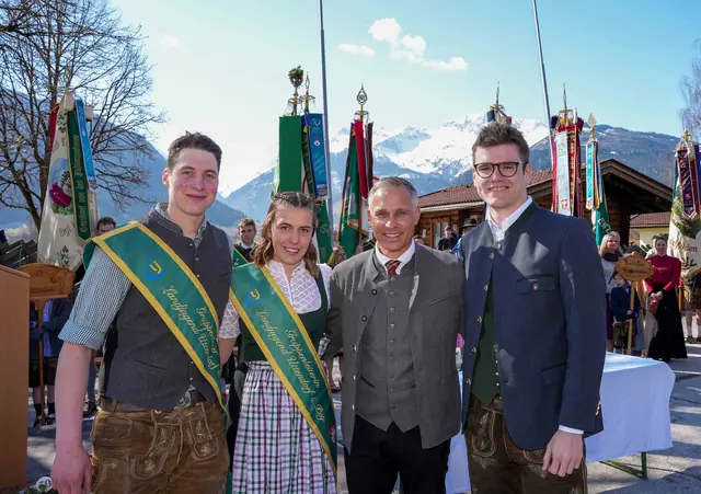 Simon Altenberger (Gruppenleiter LJ Uttendorf) , Lisa Wallner (Gruppenleiterin Lj Uttendorf) , Bürgermeister Hannes Lerchbaumer und Landesrat Maximilian Aigner. | Foto: Land Salzburg/Neumayr/Hölzl