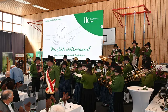 Die Musikkapelle Axams begleitete den Einmarsch und spielt auch im Lindensaal zur Begrüßung auf. | Foto: Hassl