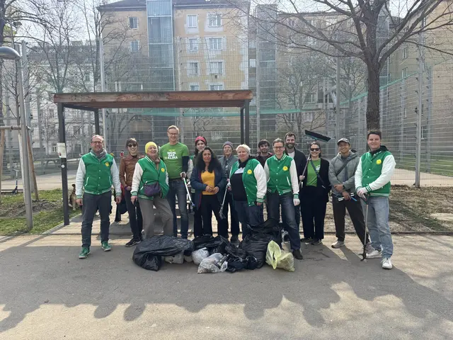 Endresultat: Mehrere Säcke voller Müll – für ein Gruppenfoto fand sich noch Zeit. | Foto: Grüne Wieden