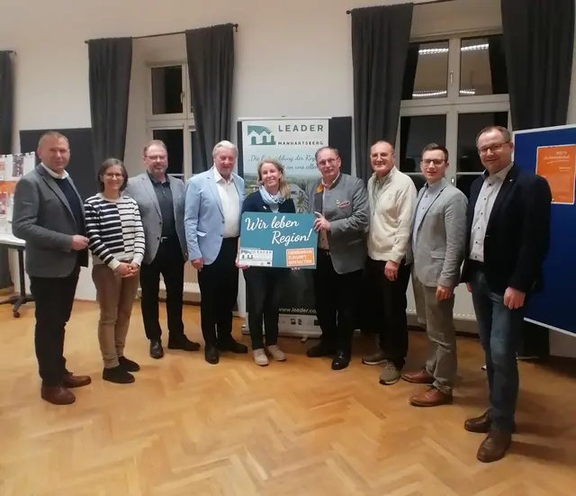 V.l.n.r.: Bgm. Stefan Lang, Angelika Hebenstreit, Reinhard Indraczek, Bgm. Alfred Babinsky, LEADER GF Renate Mihle, LTAbg. Bgm. Richard Hogl, Obm. Peter Steinbach, Bgm. Stefan Schröter und Bgm. Christian Krottendorfer ziehen eine positive Bilanz und freuen sich über weitere innovative und regional breit aufgestellte Projekteinreichungen und -umsetzungen. | Foto: LEADER Region Weinviertel-Manhartsberg