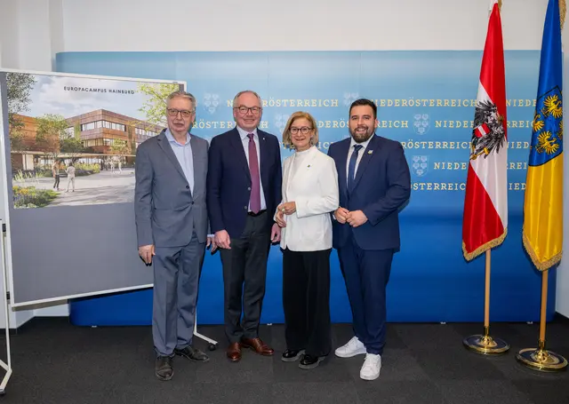 Projektentwickler Eduard Halmschlager, LH-Stellvertreter Stephan Pernkopf, Landeshauptfrau Johanna Mikl-Leitner und Bürgermeister Johannes Gumprecht | Foto: NLK Burchhart