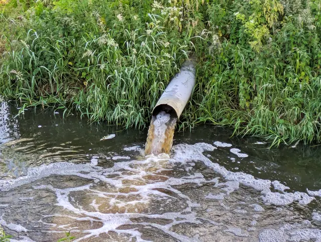 Schaum auf dem Luecher Bach in Itter: Ursache war ein technischer Defekt in einer Firma. | Foto: smarterpix (Symbolbild)