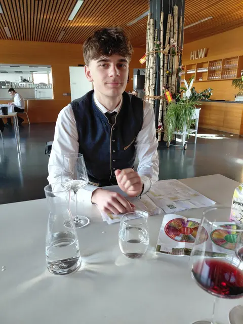 Foto: Weinexpertenprüfung an der HLW Spittal - Tages der Erfolgers (c) hlwspittal Medienteam