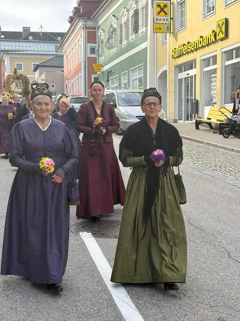 Ehrenobfrau Erna Ehrengruber (l.) beim Erntedankfest.  | Foto: Hehenberger