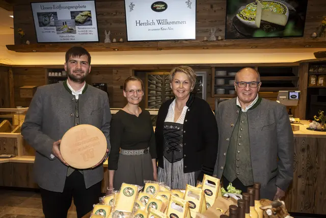 Andreas Krönauer, Katharina Übelhör, Claudia Rasch und Sepp Krönauer (v.l.) eröffneten im Vorfeld der Jubiläumsfeierlichkeiten die Schönegger Käse-Alm direkt in der Burgenwelt Ehrenberg. | Foto: Burgenwelt Ehrenberg / Hetfleisch