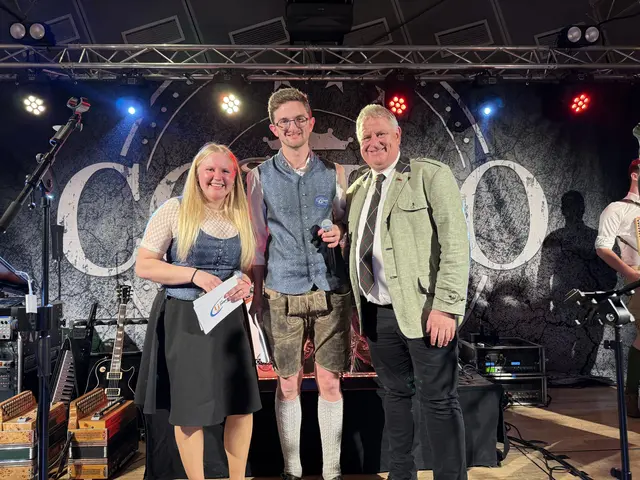 Rosina Brandstätter und Jakob Kohlweiß, Leiterin und Obmann der Landjugend Bezirk Villach, mit Bürgermeister Maximilian Linder | Foto: MeinBezirk.at/Sophia Gasperschitz