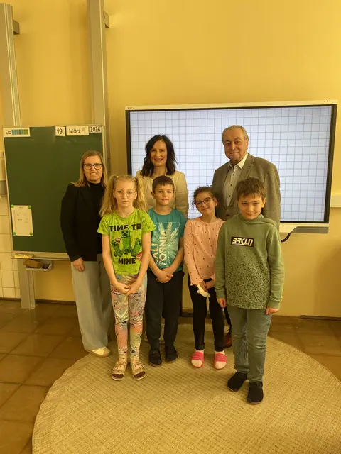 Bürgermeister Wolfram Erasim mit Direktorin Sabine Rindhauser, Lehrerin Simone Eder und 4 Schülern der Volksschule, die auch schon von der Technik begeistert sind. | Foto: Gemeinde Rabensburg
