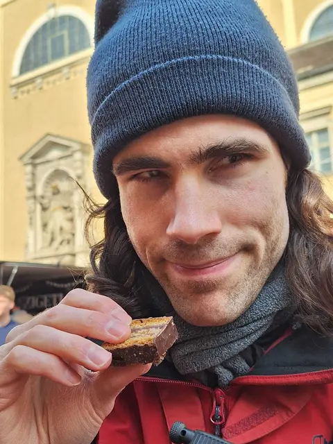 Am Ostermarkt durfte die ein oder andere Kostprobe nicht fehlen.  | Foto: Elisabeth Posch