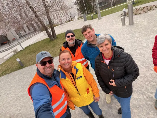 Ortsvorsteher und Ortsvorsteher in Aktion: Markus Fuchs (links) und Gabriele Pöll nehmen Gemeinderätin Annette Haas in die Mitte. | Foto: zVg.