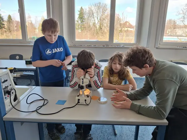 Mini-Labor in der Schule - Was auf unseren Oberflächen lebt