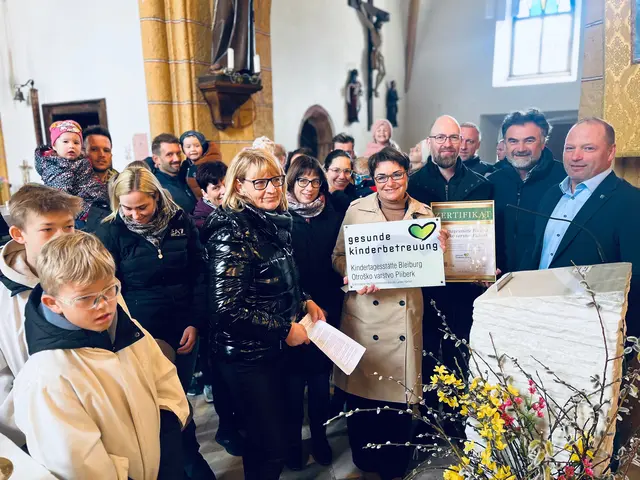 Verleihung mit Kita-Leiterin Hermine Partl, Landesrätin Beate Prettner, Vizebgm. Dominik Stuck, StR Markus Trampusch und Bgm. Daniel Wrießnig (von links), Eltern und Kindern | Foto: Büro LR.in Prettner
