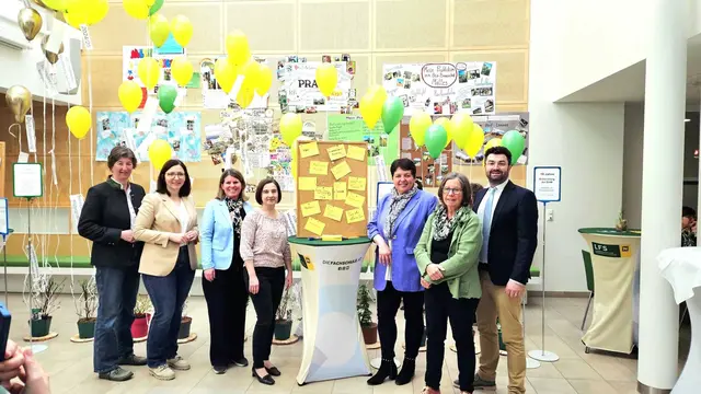v.l.n.r Gebietsbäuerin Claudia Bauer (Kirchberg am Wagram), Bezirksbäuerin Barbara Pletzer (Hollabrunn), Geschäftsführerin des Absolventinnenverbandes Brigitte Wohlmuth, Direktorin der LFS Hollabrunn Barbara Grötz, Vizebürgermeisterin von Wullersdorf Annemarie Bauer, ... und Abteilungsvorstand Wolfgang Funder | Foto: Foto: LFS Hollabrunn