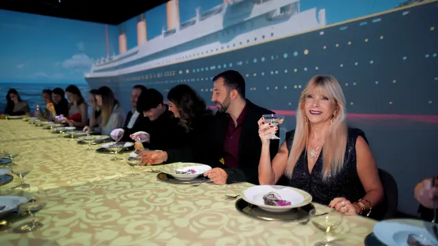 Eine immersive Cinematic Dining Experience im IMMERSIUM:WIEN erweckt die legendäre und tragische Geschichte des damals größten und luxuriösesten Passagierdampfers der Welt zum Leben. | Foto: Immersium:Dining