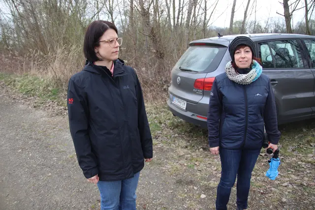 Anna Gasperl (r.) ortet mit mit diesem Projekt einen großen Gewinn für den Biotopverbund. | Foto: MeinBezirk/Herwig Brucker