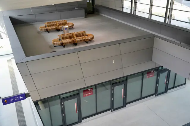 Im Inneren ist der Bahnhof Weststeiermark noch ziemlich leer. | Foto: MeinBezirk/Simon Michl