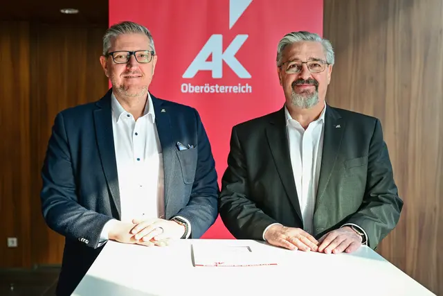 Bruno Kamraner (AK-Bezirksstellenleiter Linz-Land) und Andreas Stangl (AK-Präsident). | Foto: Wolfgang Spitzbart, AK OÖ