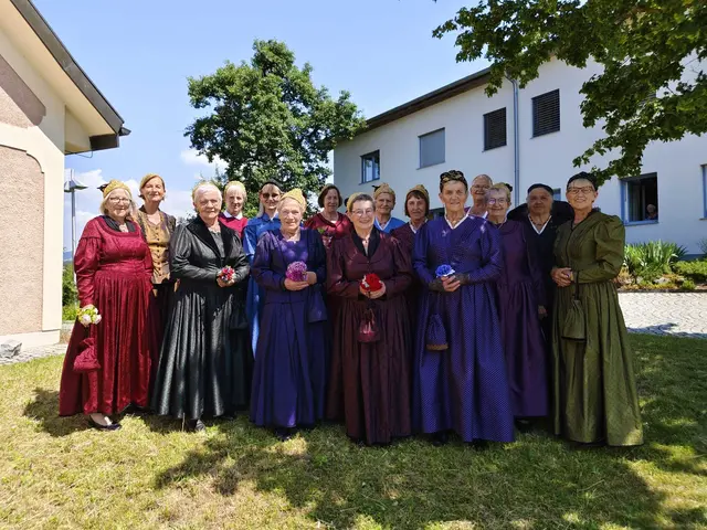 Die Goldhaubengruppe Sarleinsbach verschönert in Tracht die pfarrlichen Feste.  | Foto: Hehenberger
