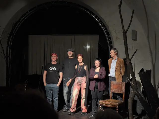 Die Performance-Band "Fox On Ice" rund um Anna Luca Krassnigg und Christian Mair zeigte einen Einblick in ihr neuestes Werk - unterstützt von Moderatorin Azelia Opak und dem klassischen Philologen Georg Danek. | Foto: Schauer