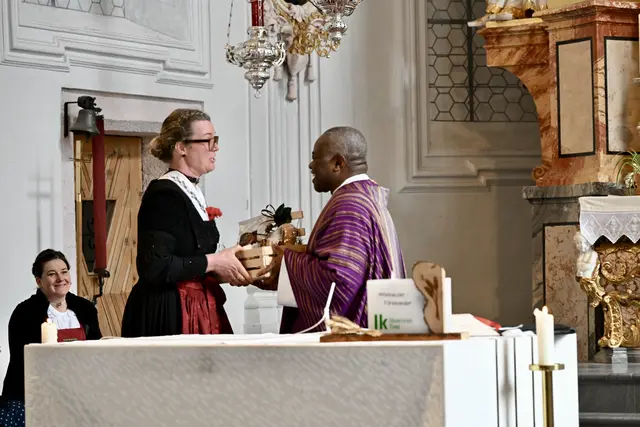 Pfarrer Paulinus war "anfänglich etwas nervös", wurde aber dann von Gebietsbäuerin Andrea Haid belohnt. | Foto: Hassl