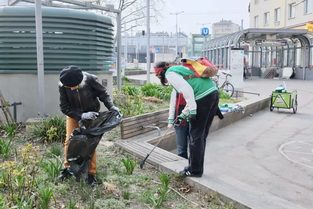 Frühjahrsputz auf der Wieden: Die Grünen aus dem Bezirk haben sich mit Anrainerinnen und Anrainern getroffen und die Grünflächen rund um den Hauptbahnhof gesäubert. | Foto: Grüne Wieden