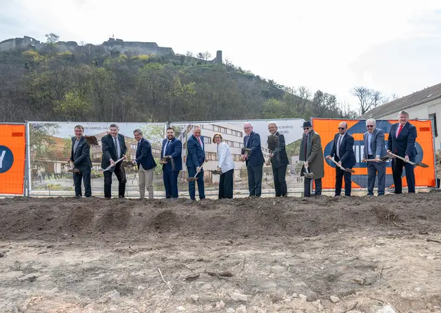 Gruppenfoto beim Spatenstich für den Europacampus. | Foto: NLK Burchhart