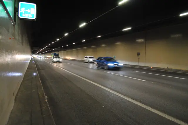 Polizist bei Verfolgungsjagd mit Auto mehrere Meter lang mitgeschliffen