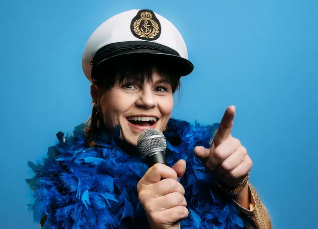 In ihrem neuen Programm „Frauen und Kinder zuerst“ nimmt Eva Maria Marold unter der Regie von Kapitän Serge Falck mit auf eine humorvolle, und bisweilen ironisch und sarkastische Reise. | Foto: Jan Frankl