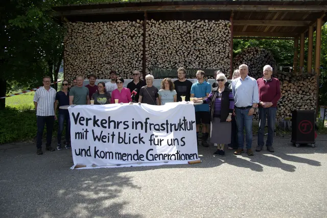 Grundeigentümer protestieren gegen die mögliche Enteignung ihrer Ackerflächen. | Foto: Verein Lebensraum Oberes Drautal