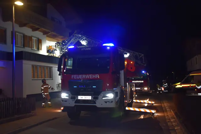 In Stumm brach am frühen Morgen ein Brand auf einem Balkon aus. Die Feuerwehr löschte die letzten Glutnester, während der Bewohner das Feuer zuvor größtenteils selbst eingedämmt hatte. | Foto: zoom.tirol