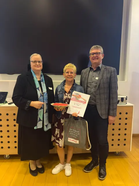 Platz drei für „Kreativität trifft Nächstenliebe“: Ein Projekt von Roswitha Siglhuber-Grösslinger, Fachsozialbetreuerin für Altenarbeit im FraDomo in Maria Schmolln – am Foto mit Sr. Angelika Garstenauer und Alois Gerner, Hausleiter im FraDomo Maria Schmolln. | Foto: Magdalena Wilhelm