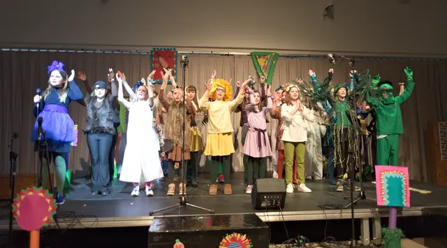 Tobenden Applaus gab es für die mitwirkenden Schülerinnen und Schüler des B(R)G Leibnitz für das Musiktheaterstück "Ich bin wirklich ich". | Foto: B(R)G Leibnitz